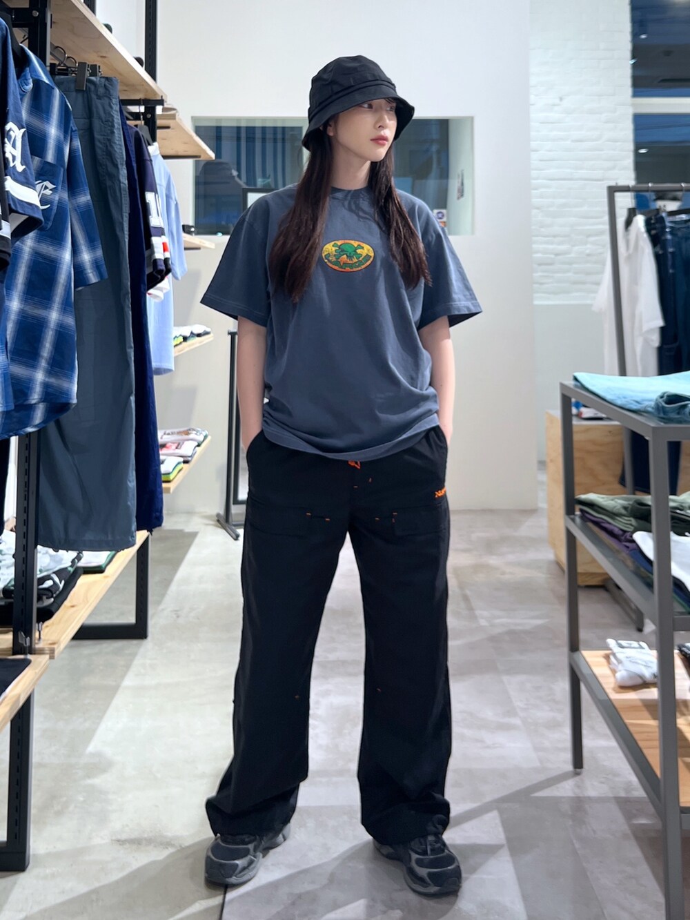 ブルー系のTシャツ/カットソー、ブラック系のその他パンツ、ブラック系のハットを着用したレディースの夏コーディネートの4枚目の写真