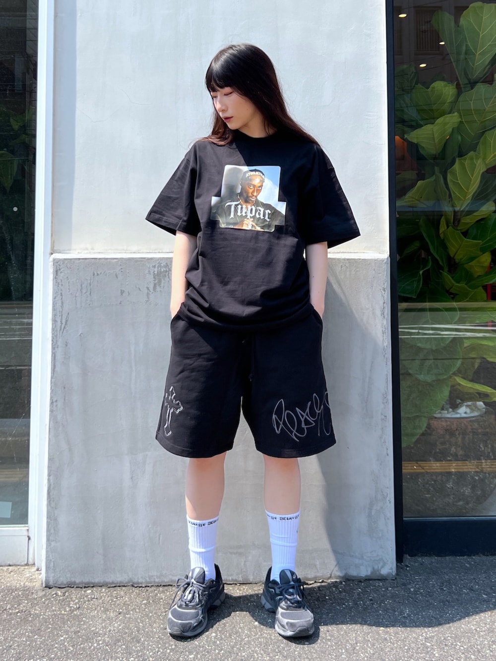 「Tシャツ、ブラック、ショートパンツ、パンツスタイル、スウェット、スウェットパンツ、夏コーデ、ootd、outfit」｜「XLARGEのXLARGE×TUPAC BOX LOGO S/S TEE（Tシャツ/カットソー、ブラック系）」を使った、Hinakoさん（レディース・165cm）の夏コーディネートの4枚目の写真