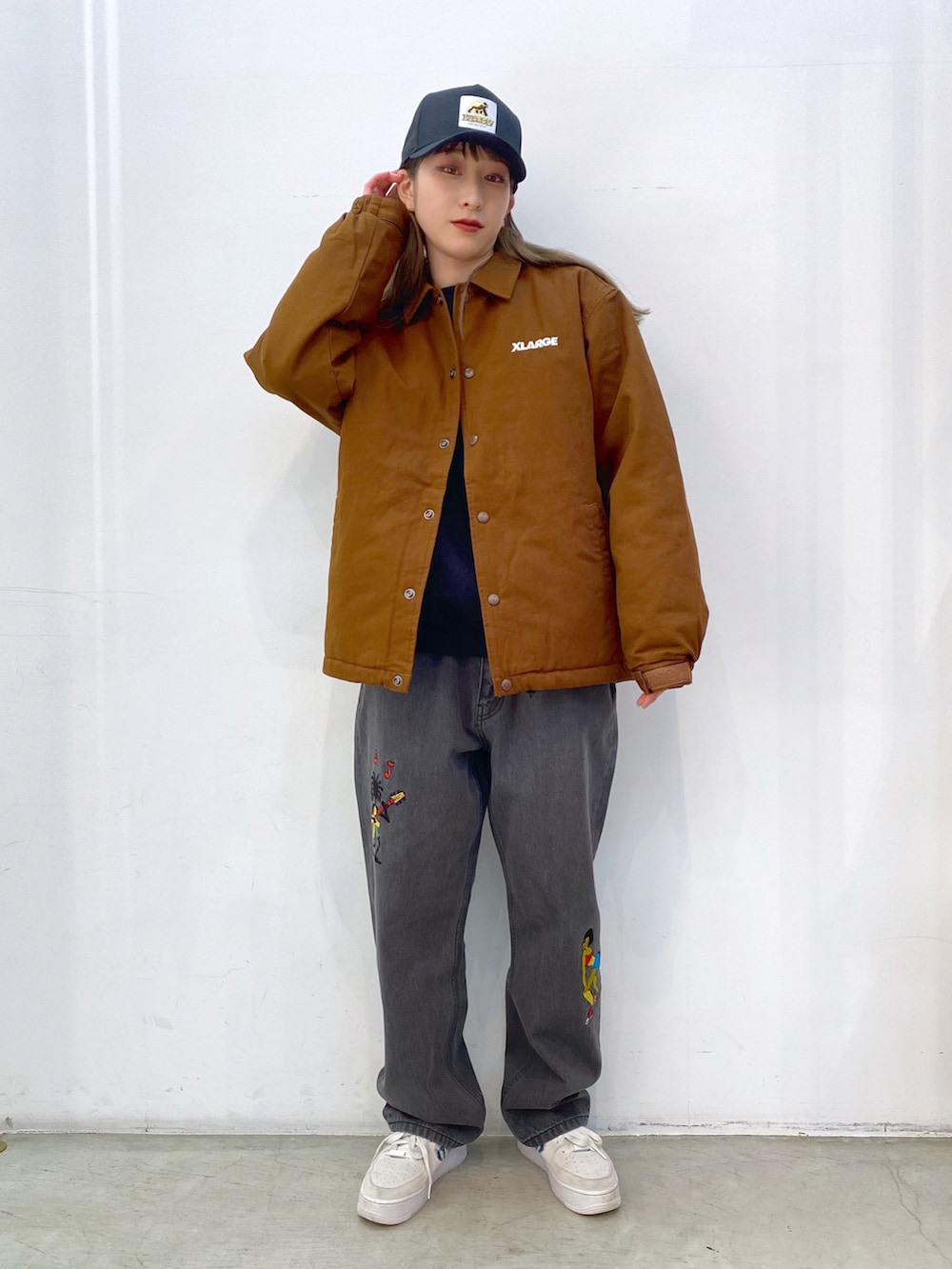 ブラウン系のブルゾン、ブラック系のスウェット、ブラック系のその他パンツを着用したレディースの冬コーディネートの2枚目の写真