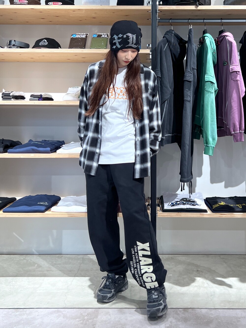 「ニット、シャツスタイル、チェック、Tシャツ、ロンT、パンツスタイル、スウェット、スウェットパンツ、秋コーデ」｜「XLARGEのRHINESTONE LOGO KNIT CAP（ニットキャップ/ビーニー、ブラック系）」を使った、Hinakoさん（レディース・165cm）の秋コーディネートの4枚目の写真