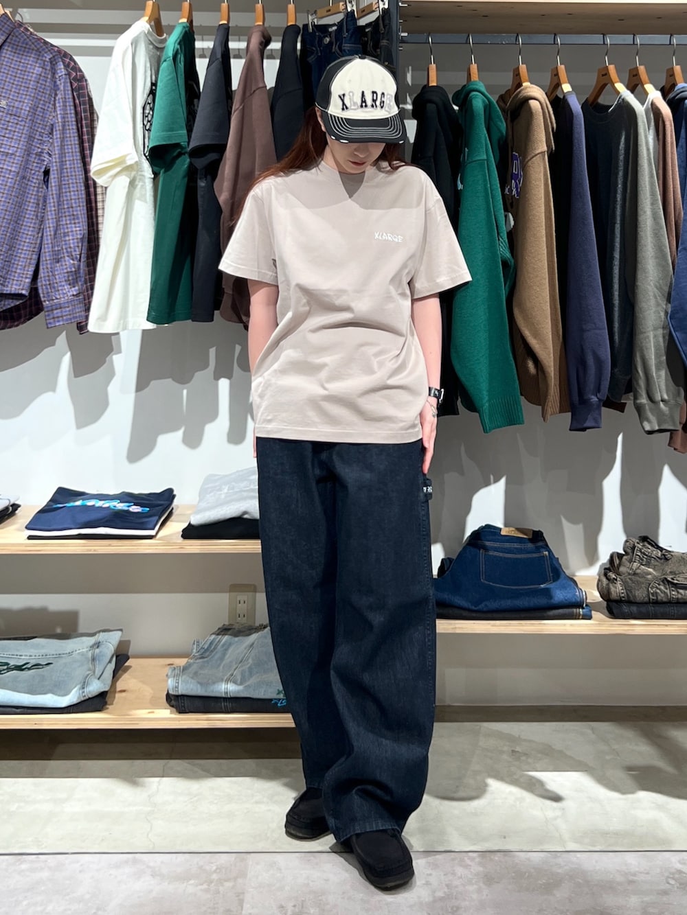「キャップ、Tシャツ、半袖シャツ、パンツスタイル、パンツ、デニム、デニムパンツ、カラーコーデ、夏コーデ、ootd、outfit」｜「XLARGEのDAMAGED 6PANEL CAP（キャップ、ブラック系）」を使った、Hinakoさん（レディース・165cm）の春コーディネートの2枚目の写真