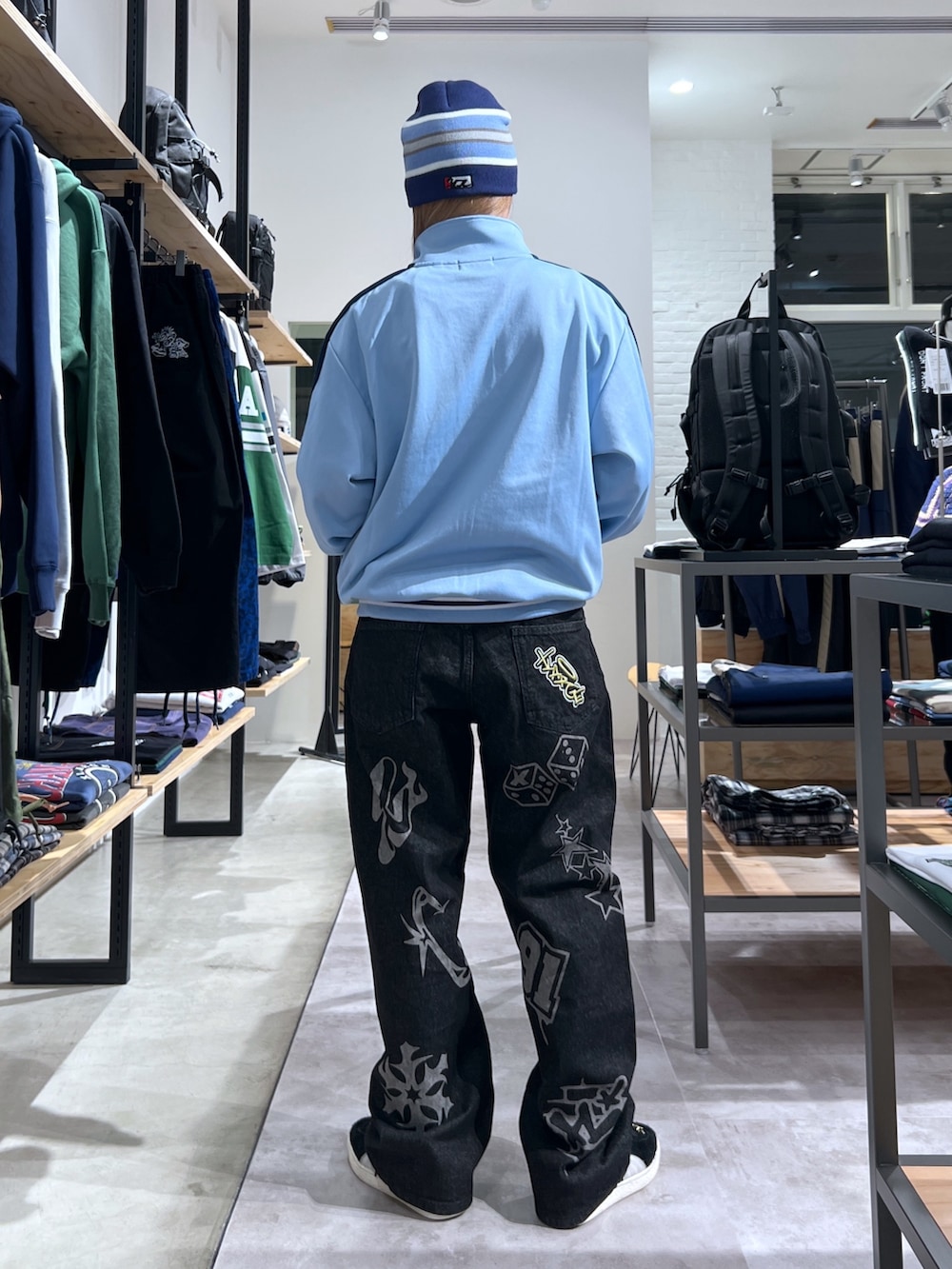 「ニット、アウター、ジャケット、カラーコーデ、デニムパンツ」｜「XLARGEのSCRATCH LOGO STRIPED SINGLE BEANIE（ニットキャップ/ビーニー、ブルー系）」を使った、Hinakoさん（レディース・165cm）の春コーディネートの2枚目の写真