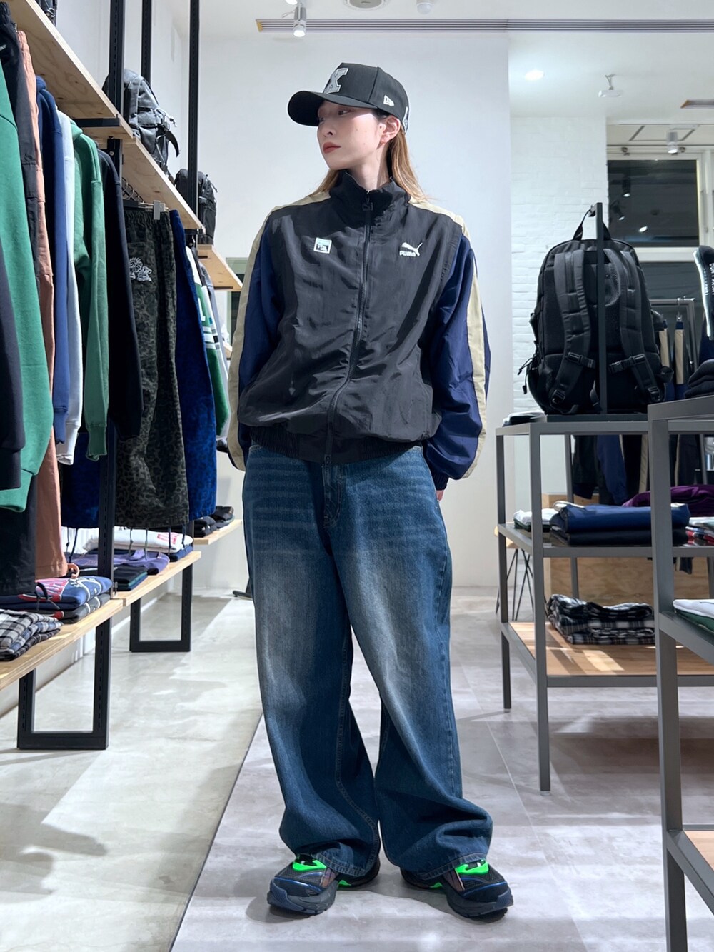 「キャップ、アウター、ジャケット、パンツスタイル、デニムパンツ、PUMA」｜「NEW ERAのXLARGE×NEWERA VARSITY CAP（キャップ、ブラック系）」を使った、Hinakoさん（レディース・165cm）の春コーディネートの3枚目の写真