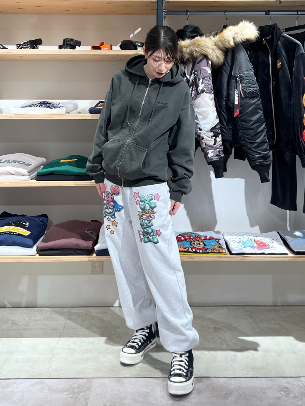 「秋冬コーデ、着回しコーデ、冬のコーデ、ストリート、ラクチンコーデ、パンツスタイル、パンツ、スウェット、スウェットパンツ、ootd、パーカー」｜「XLARGEのPIGMENT DYED EMBOSS LOGO ZIP HOODED SWEAT（パーカー、ブラック系）」を使った、Hinakoさん（レディース・165cm）の冬コーディネートの3枚目の写真