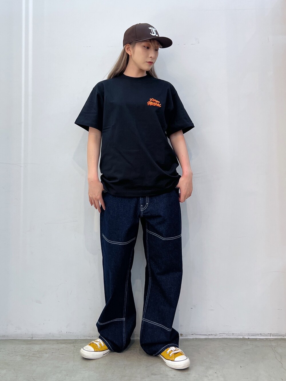 「キャップ、Tシャツ、パンツスタイル、エプロン、デニム」｜「NEW ERAのXLARGE×NEWERA OLD ENGLISH CAP（キャップ、ブラウン系）」を使った、Hinakoさん（レディース・165cm）の秋コーディネートの3枚目の写真