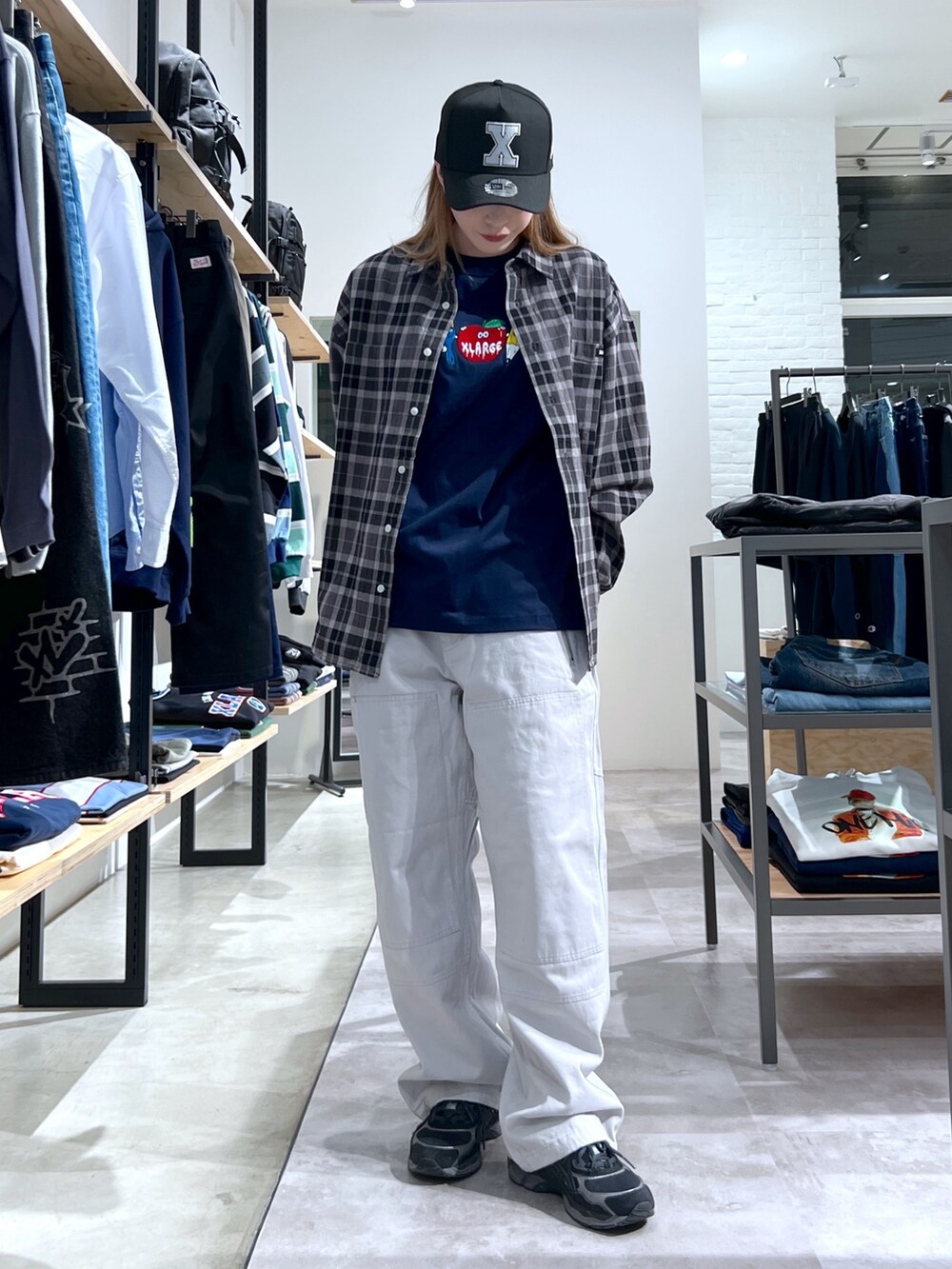 グレー系のシャツ/ブラウス、ブルー系のTシャツ/カットソー、グレー系のその他パンツを着用したレディースの春コーディネートの2枚目の写真