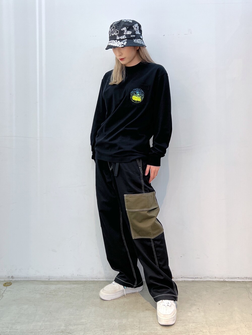 「ハット、ブラック、パンツスタイル、カーゴパンツ、Tシャツ、ロンT」｜「XLARGEのGRAFFITI DENIM HAT（ハット、ブラック系）」を使った、Hinakoさん（レディース・165cm）の秋コーディネートの2枚目の写真