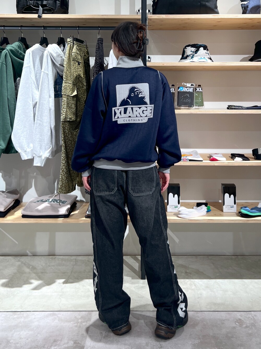 「ジャケット、トラックジャケット、パンツスタイル、デニム、デニムパンツ、秋コーデ」｜「XLARGEのOG TRACK JACKET（ブルゾン、ブルー系）」を使った、Hinakoさん（レディース・165cm）の秋コーディネートの3枚目の写真