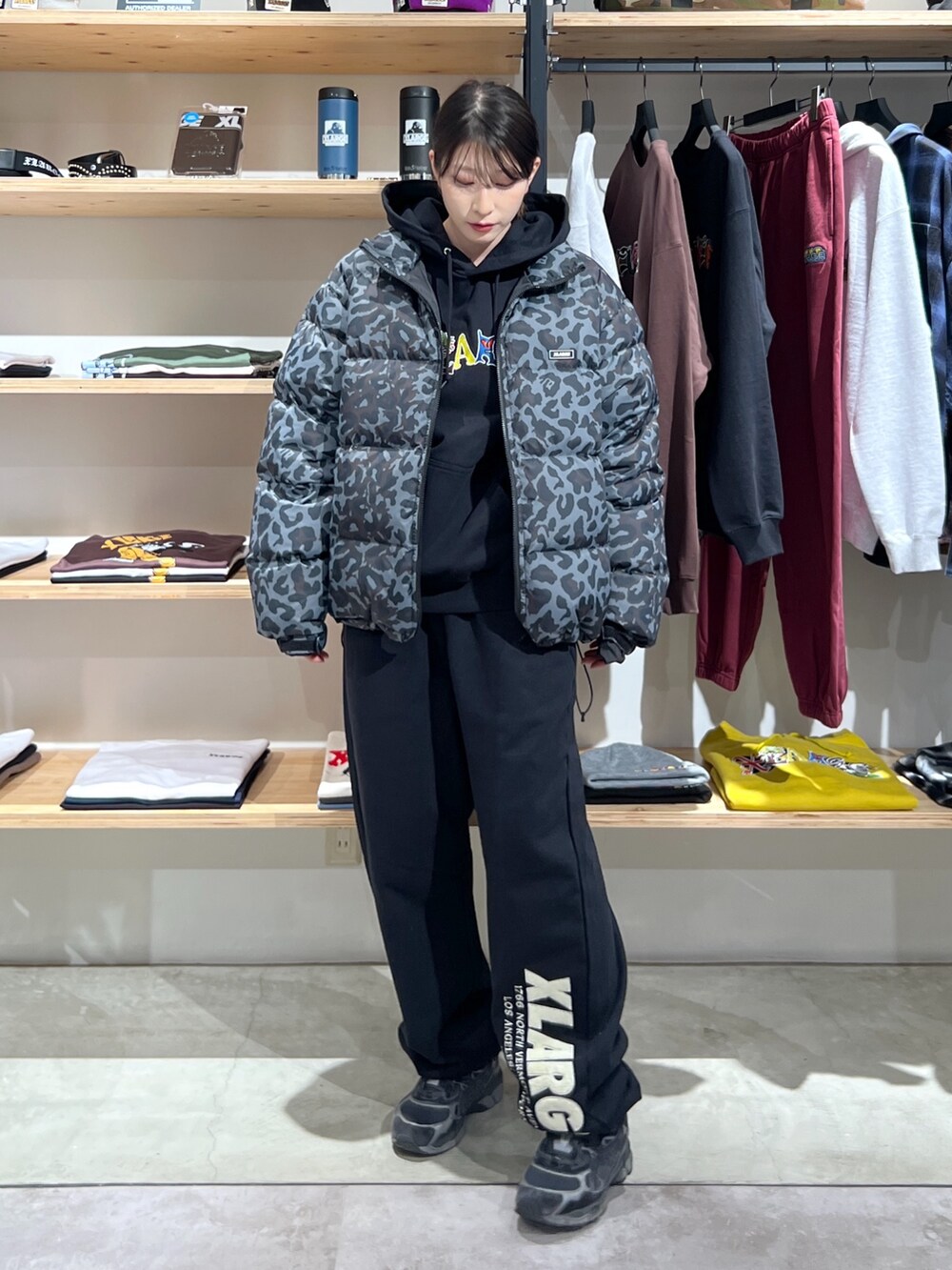 「ダウンジャケット、アウター、ジャケット、パーカー、スウェット、スウェットパンツ、冬コーデ、MA-1」｜「XLARGEのDOWN JACKET（ダウンジャケット/コート、その他）」を使った、Hinakoさん（レディース・165cm）の冬コーディネートの4枚目の写真