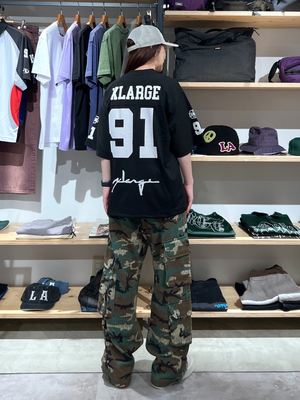 「迷彩パンツ、キャップ、カラーコーデ、夏、メッシュ、カーゴパンツ、パンツスタイル、パンツ、ootd、outfit」｜「NEW ERAのXLARGE×NEW ERA OLD ENGLISH LOGO MESH SNAPBACK CAP（キャップ、ホワイト系）」を使った、Hinakoさん（レディース・165cm）の夏コーディネートの2枚目の写真