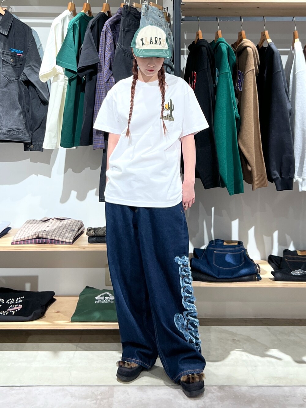 「キャップ、Tシャツ、カラーコーデ、パンツスタイル、パンツ、デニム、デニムパンツ、春コーデ、春、ootd、outfit」｜「XLARGEのDAMAGED 6PANEL CAP（キャップ、グリーン系）」を使った、Hinakoさん（レディース・165cm）の春コーディネートの2枚目の写真