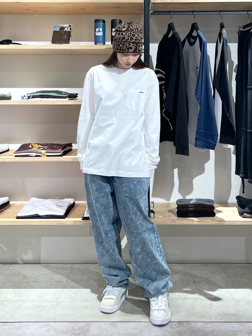 「ニット、アウター、ジャケット、パンツスタイル、デニム、デニムパンツ、Tシャツ、ロンT、ベルト」｜「XLARGEのXL GRAFFITI KNIT CAP（ニットキャップ/ビーニー、ブラウン系）」を使った、Hinakoさん（レディース・165cm）の冬コーディネートの3枚目の写真