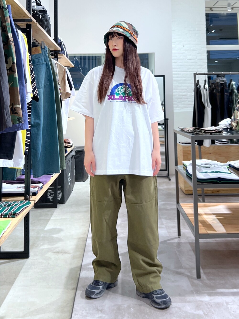 「ハット、夏コーデ、フェススタイル、Tシャツ、パンツスタイル、カラーコーデ、カラーパンツ、ootd、outfit」｜「XLARGEのOLD ENGLISH BUCKET HAT（ハット、その他）」を使った、Hinakoさん（レディース・165cm）の夏コーディネートの3枚目の写真