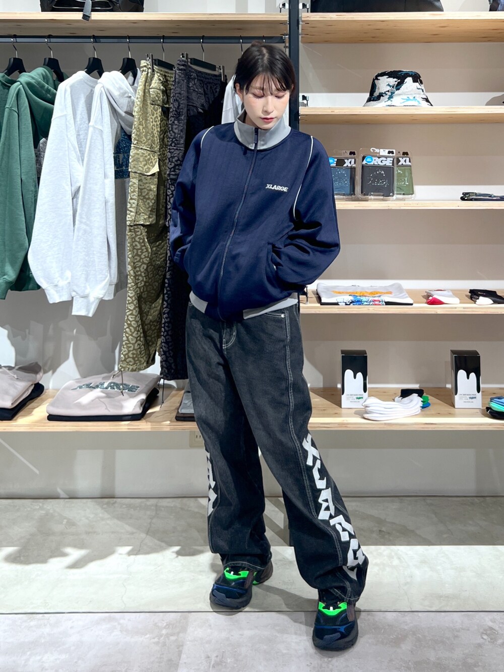 「ジャケット、トラックジャケット、パンツスタイル、デニム、デニムパンツ、秋コーデ」｜「XLARGEのOG TRACK JACKET（ブルゾン、ブルー系）」を使った、Hinakoさん（レディース・165cm）の秋コーディネートの2枚目の写真
