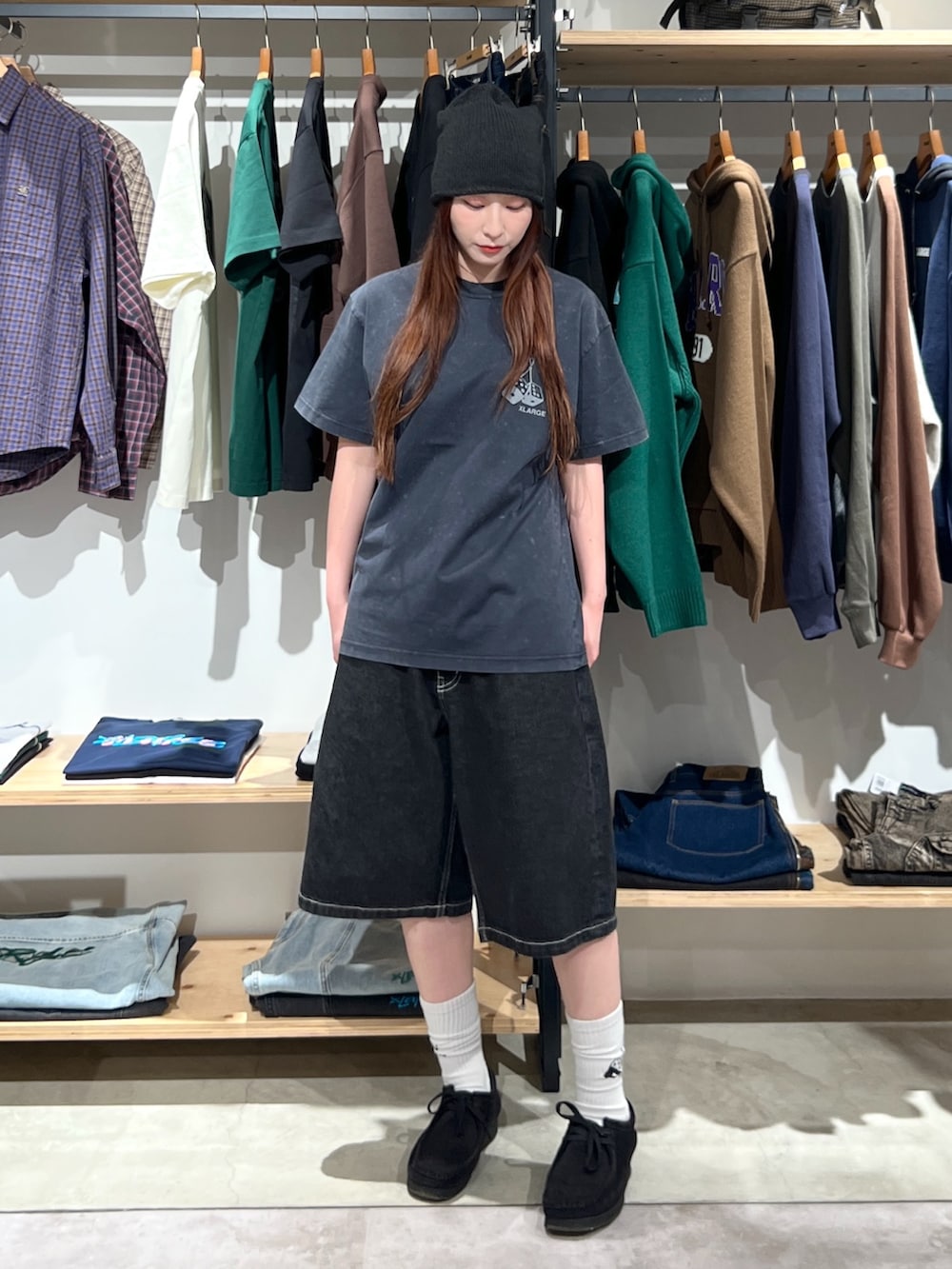 「ハーフパンツ、ニット、ニット帽、Tシャツ、ショートパンツ、デニム、デニムパンツ、ソックス、ワラビー、夏、夏コーデ、春コーデ、ootd、outfit」｜「XLARGEのPAPER YARN BEANIE（ニットキャップ/ビーニー、ブラック系）」を使った、Hinakoさん（レディース・165cm）の春コーディネートの3枚目の写真