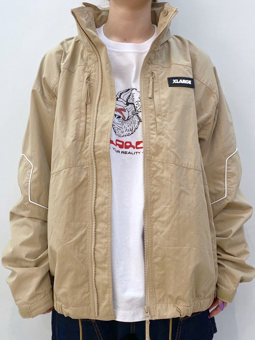 ベージュ系のブルゾン、ホワイト系のTシャツ/カットソー、ブルー系のその他パンツを着用したレディースの冬コーディネートの5枚目の写真