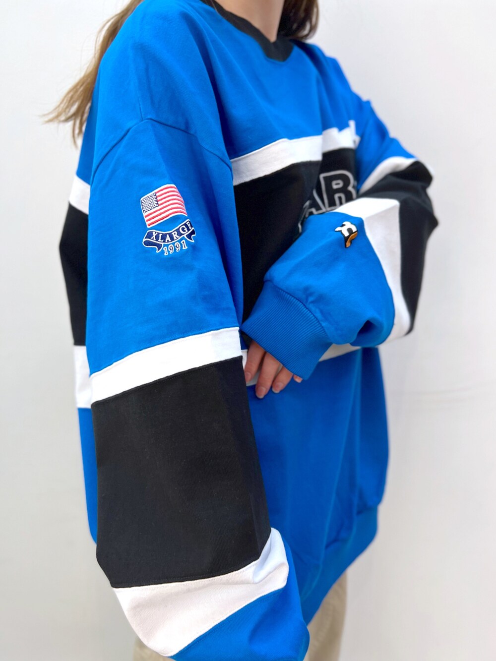 ブルー系のTシャツ/カットソー、ベージュ系のその他パンツ、ブラック系のキャップを着用したレディースの春コーディネートの5枚目の写真