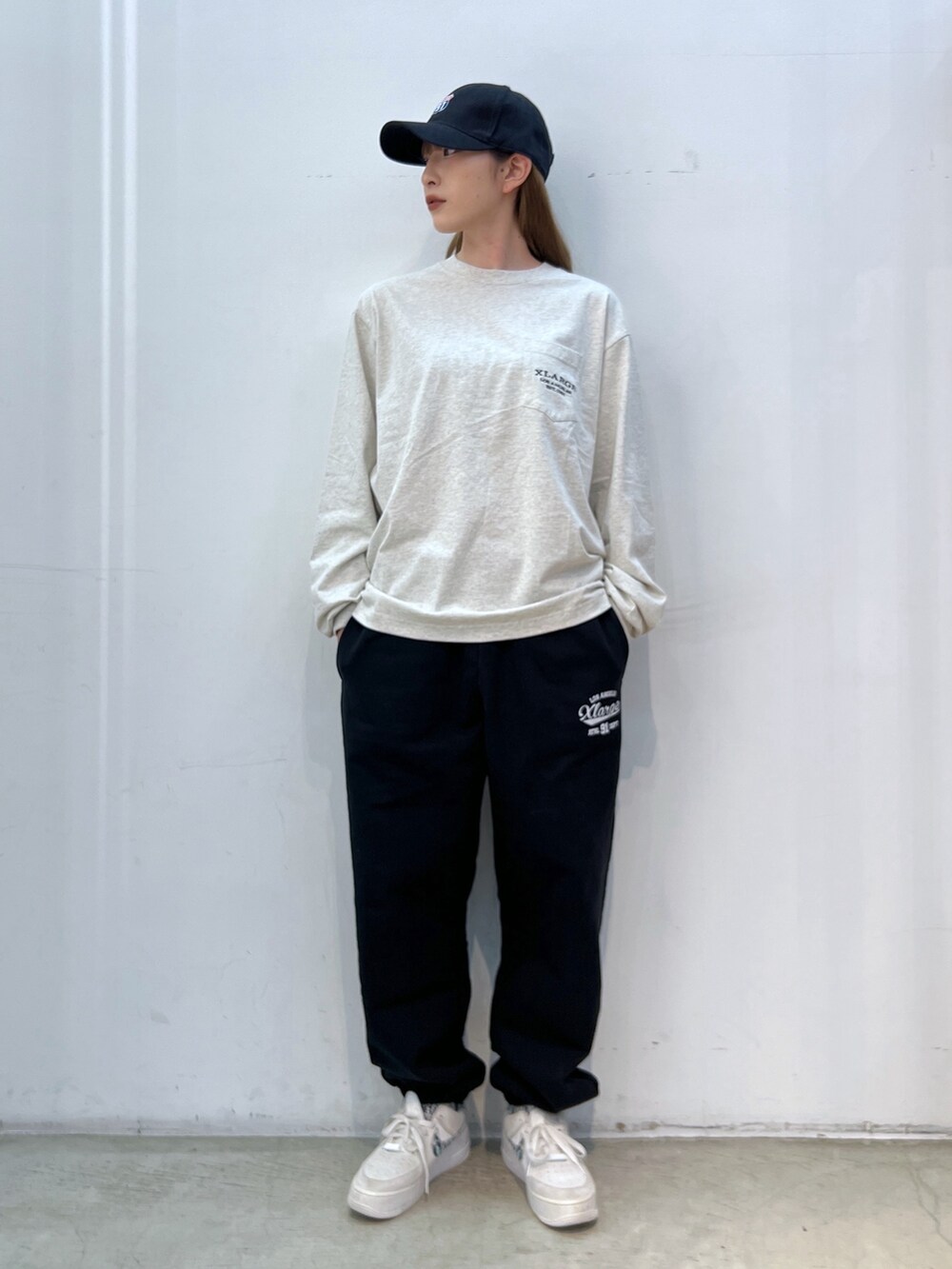「キャップ、Tシャツ、ロンT、パーカー、ブラック、パンツスタイル、スウェットパンツ、ラフ」｜「XLARGEのXL 91 6PANEL CAP（キャップ、ブラック系）」を使った、Hinakoさん（レディース・165cm）の冬コーディネートの3枚目の写真