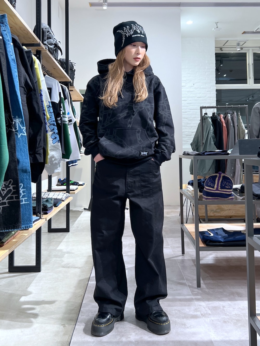 「ニット、パーカー、パンツスタイル、チノパン、ブラック、アウター、ジャケット、ootd」｜「Crawling DeathのXLARGE×Crawling Death SINGLE BEANIE（ニットキャップ/ビーニー、ブラック系）」を使った、Hinakoさん（レディース・165cm）の春コーディネートの3枚目の写真