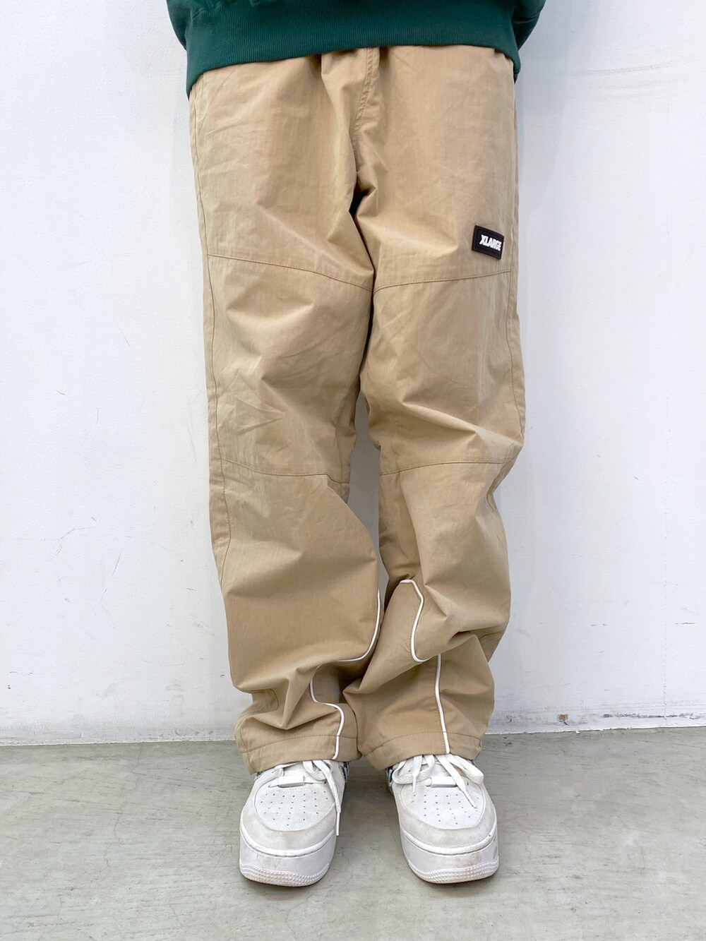 グリーン系のパーカー、ベージュ系のその他パンツを着用したレディースの冬コーディネートの5枚目の写真