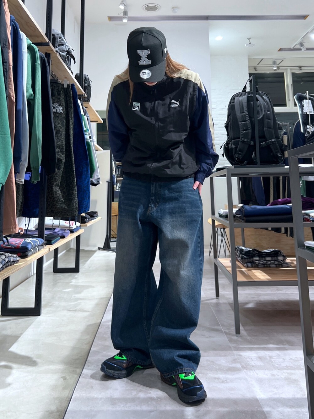 「キャップ、アウター、ジャケット、パンツスタイル、デニムパンツ、PUMA」｜「NEW ERAのXLARGE×NEWERA VARSITY CAP（キャップ、ブラック系）」を使った、Hinakoさん（レディース・165cm）の春コーディネートの2枚目の写真