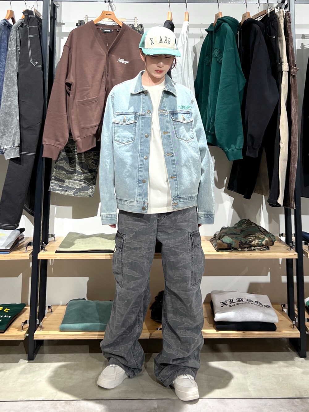 「春コーデ、ゆるコーデ、ジャケットスタイル、パンツスタイル、パンツ、デニム、デニムジャケット、ジャケット、Tシャツ、カーゴパンツ、キャップ、春、ラフ、ootd、outfit」｜「XLARGEのDAMAGED 6PANEL CAP（キャップ、グリーン系）」を使った、Hinakoさん（レディース・165cm）の春コーディネートの5枚目の写真