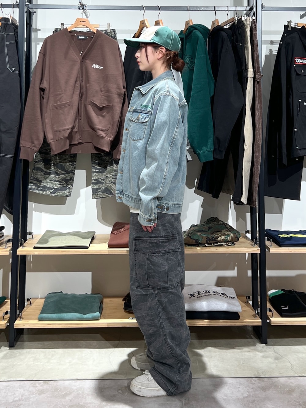 「春コーデ、ゆるコーデ、ジャケットスタイル、パンツスタイル、パンツ、デニム、デニムジャケット、ジャケット、Tシャツ、カーゴパンツ、キャップ、春、ラフ、ootd、outfit」｜「XLARGEのDAMAGED 6PANEL CAP（キャップ、グリーン系）」を使った、Hinakoさん（レディース・165cm）の春コーディネートの4枚目の写真