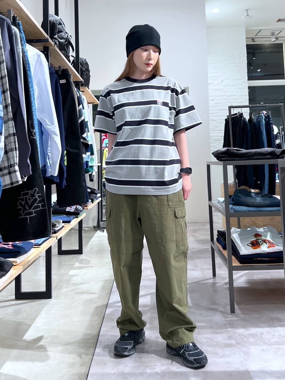 「ブラック、ニット、アウター、ジャケット、パンツスタイル、カーゴパンツ、Tシャツ、半袖シャツ」｜「XLARGEのGRAFFITI LOGO SINGLE BEANIE（ニットキャップ/ビーニー、ブラック系）」を使った、Hinakoさん（レディース・165cm）の春コーディネートの2枚目の写真