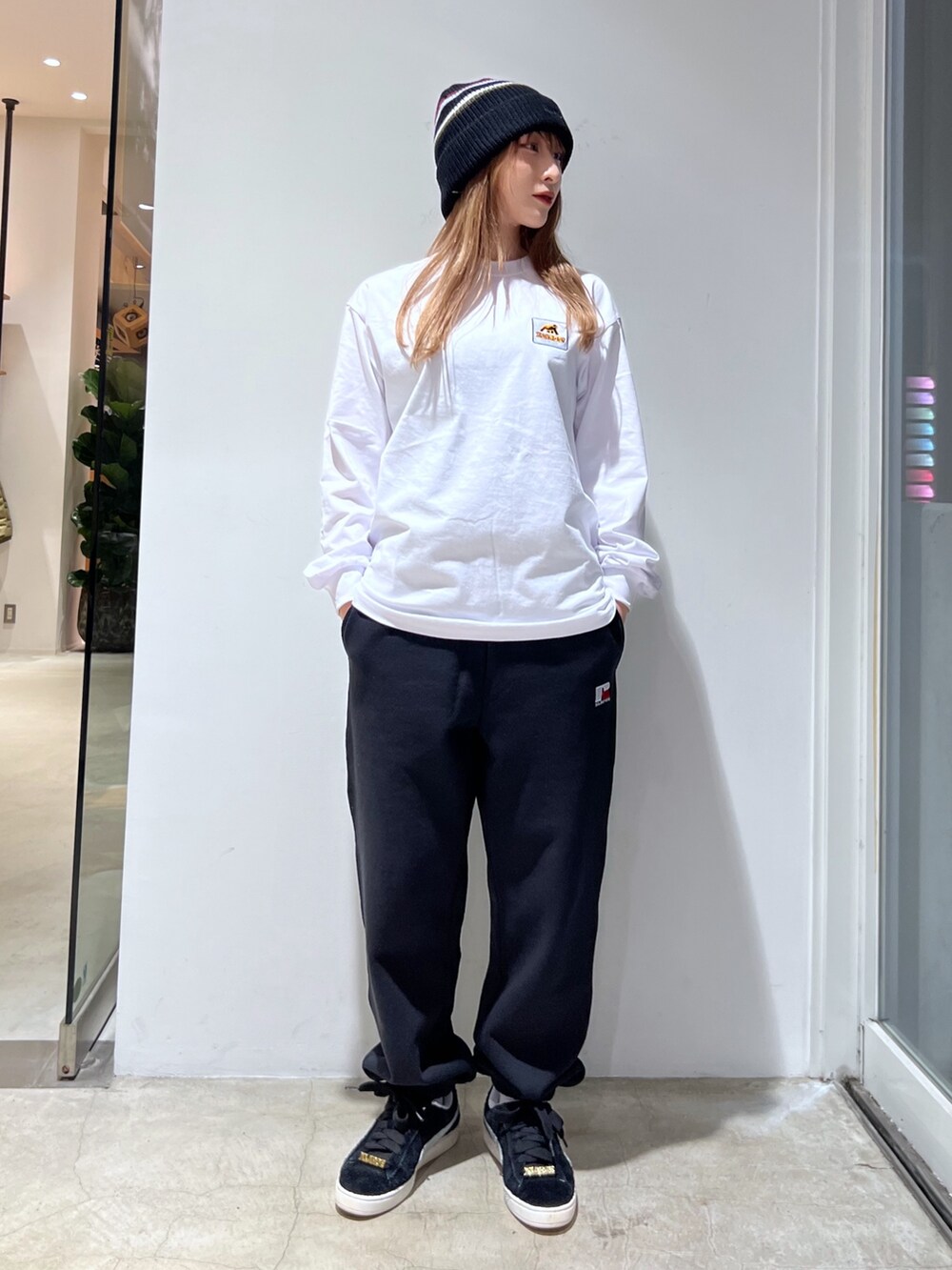 「ニット、ジャケット、アウター、Tシャツ、ロンT、パンツスタイル、スウェットパンツ、ラフ」｜「XLARGEのSTRIPED BEANIE（ニットキャップ/ビーニー、ブラック系）」を使った、Hinakoさん（レディース・165cm）の冬コーディネートの3枚目の写真