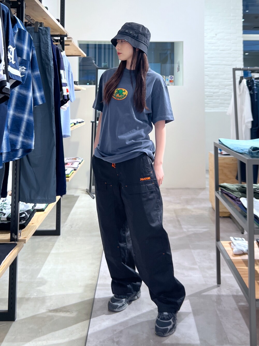 ブルー系のTシャツ/カットソー、ブラック系のその他パンツ、ブラック系のハットを着用したレディースの夏コーディネートの2枚目の写真