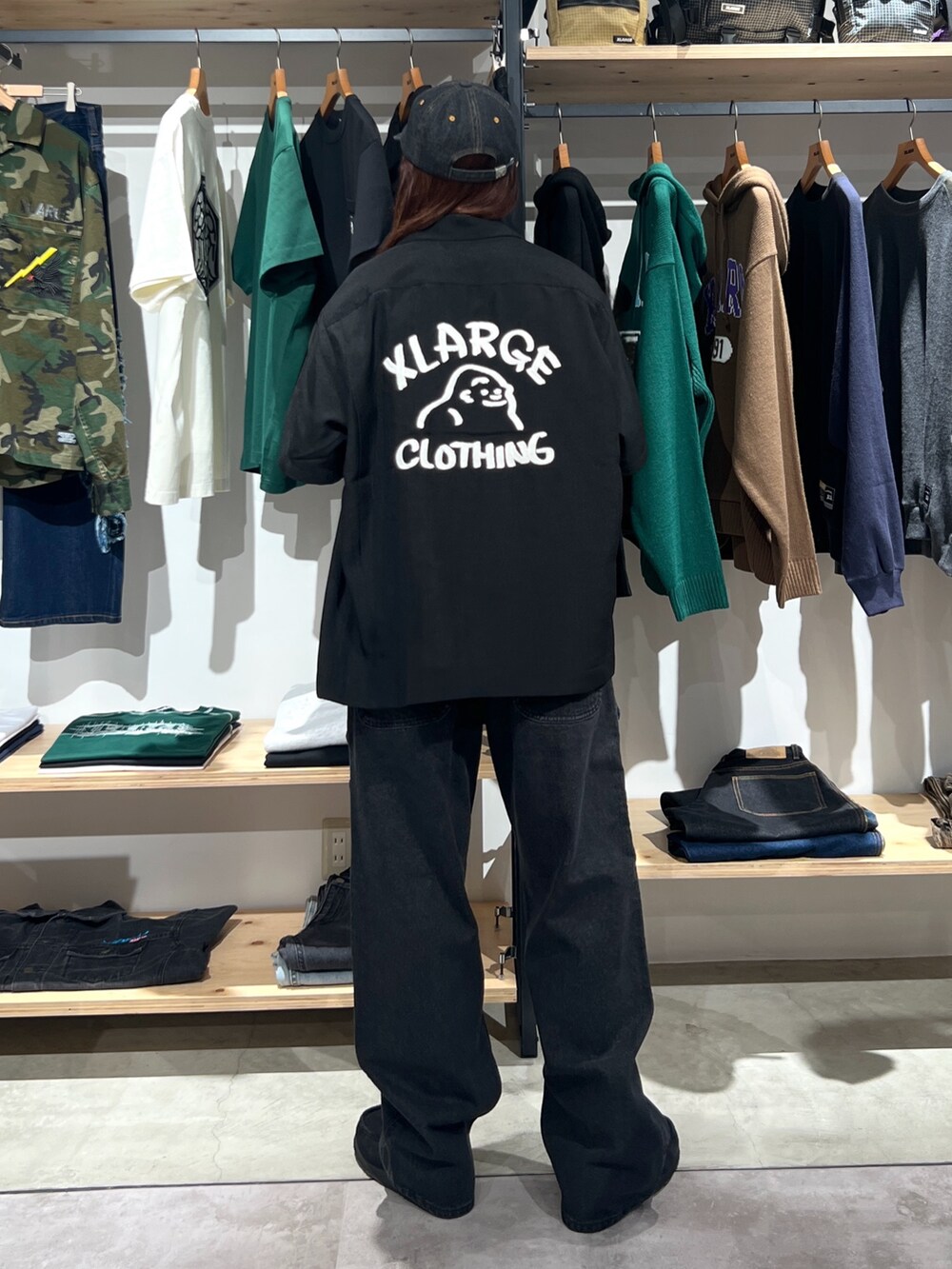 「最近のいい感じコーデ、ラフコーデ、キャップ、シャツ、シャツスタイル、パンツスタイル、パンツ、ブラック、ootd、outfit、夏コーデ、夏」｜「XLARGEのPATCHED DENIM CAP（キャップ、ブラック系）」を使った、Hinakoさん（レディース・165cm）の春コーディネートの2枚目の写真