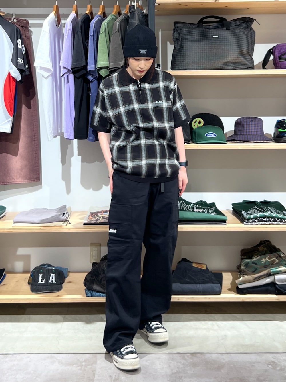 「ニット、ニット帽、シャツ、シャツスタイル、ポロシャツ、カーゴパンツ、パンツスタイル、パンツ、ブラック、ootd、outfit」|「XLARGEのCOOL MAX CUFF BEANIE(ニットキャップ/ビーニー、ブラック系)」を使った、Hinakoさん(レディース・165cm)の夏コーディネートの2枚目の写真