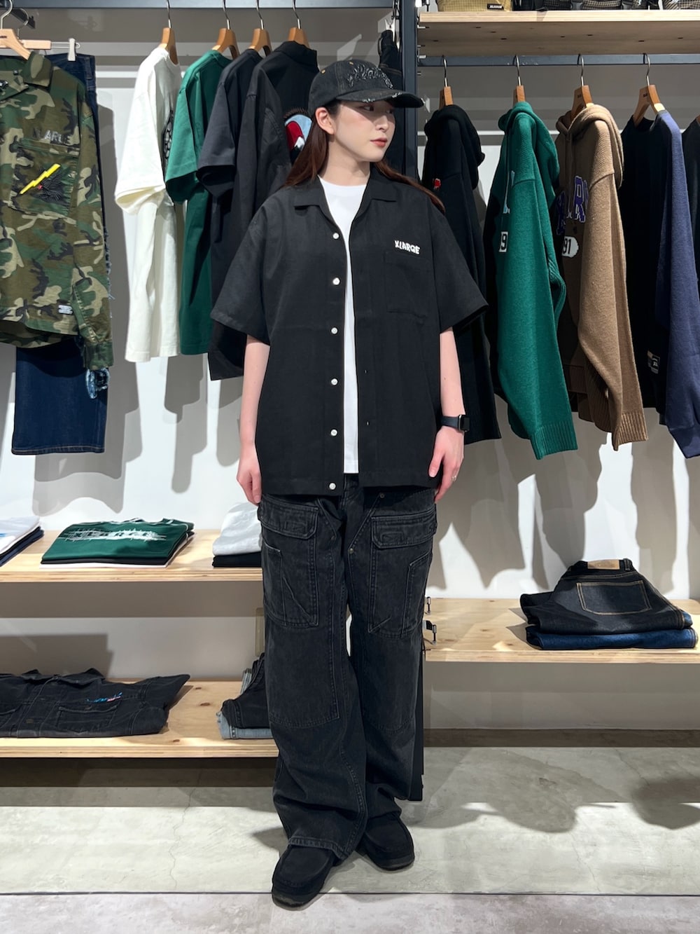 「最近のいい感じコーデ、ラフコーデ、キャップ、シャツ、シャツスタイル、パンツスタイル、パンツ、ブラック、ootd、outfit、夏コーデ、夏」｜「XLARGEのPATCHED DENIM CAP（キャップ、ブラック系）」を使った、Hinakoさん（レディース・165cm）の春コーディネートの3枚目の写真