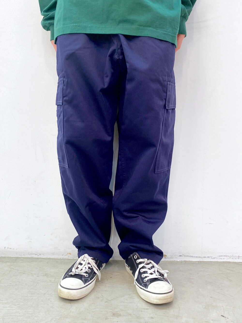 グリーン系のTシャツ/カットソー、ブルー系のその他パンツ、グリーン系のキャップを着用したレディースの春コーディネートの3枚目の写真