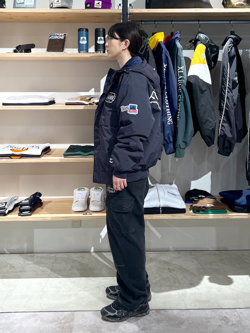 「アウター、ジャケット、Tシャツ、ロンT、パンツスタイル、スウェットパンツ、スウェット、秋冬コーデ、秋コーデ、冬アウター」｜「XLARGEのNYLON PUFFER JACKET（ブルゾン、ブルー系）」を使った、Hinakoさん（レディース・165cm）の秋コーディネートの3枚目の写真