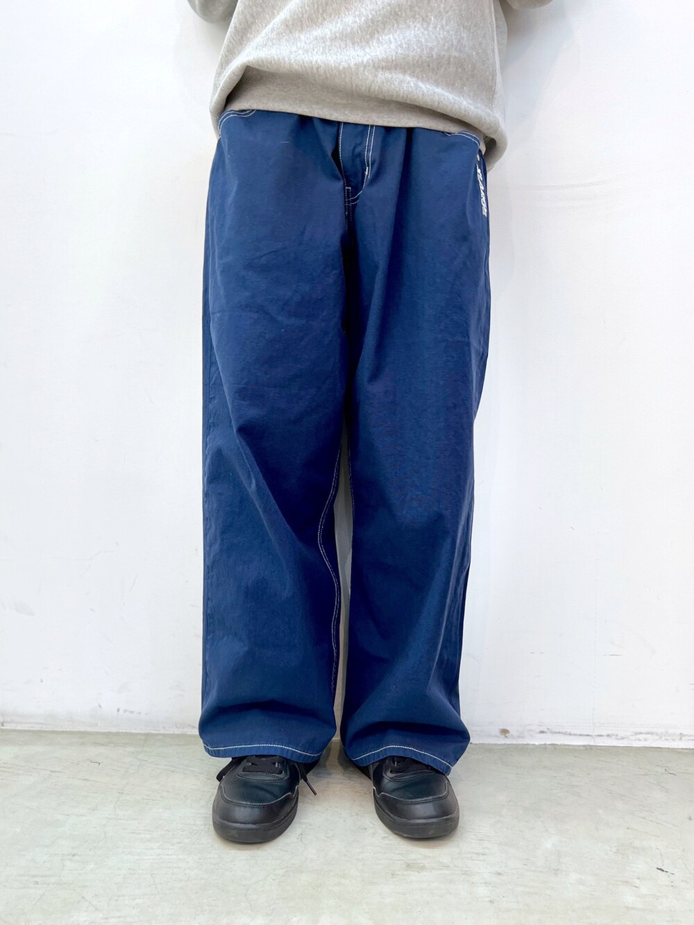 グレー系のスウェット、ブルー系のその他パンツを着用したレディースの春コーディネートの5枚目の写真