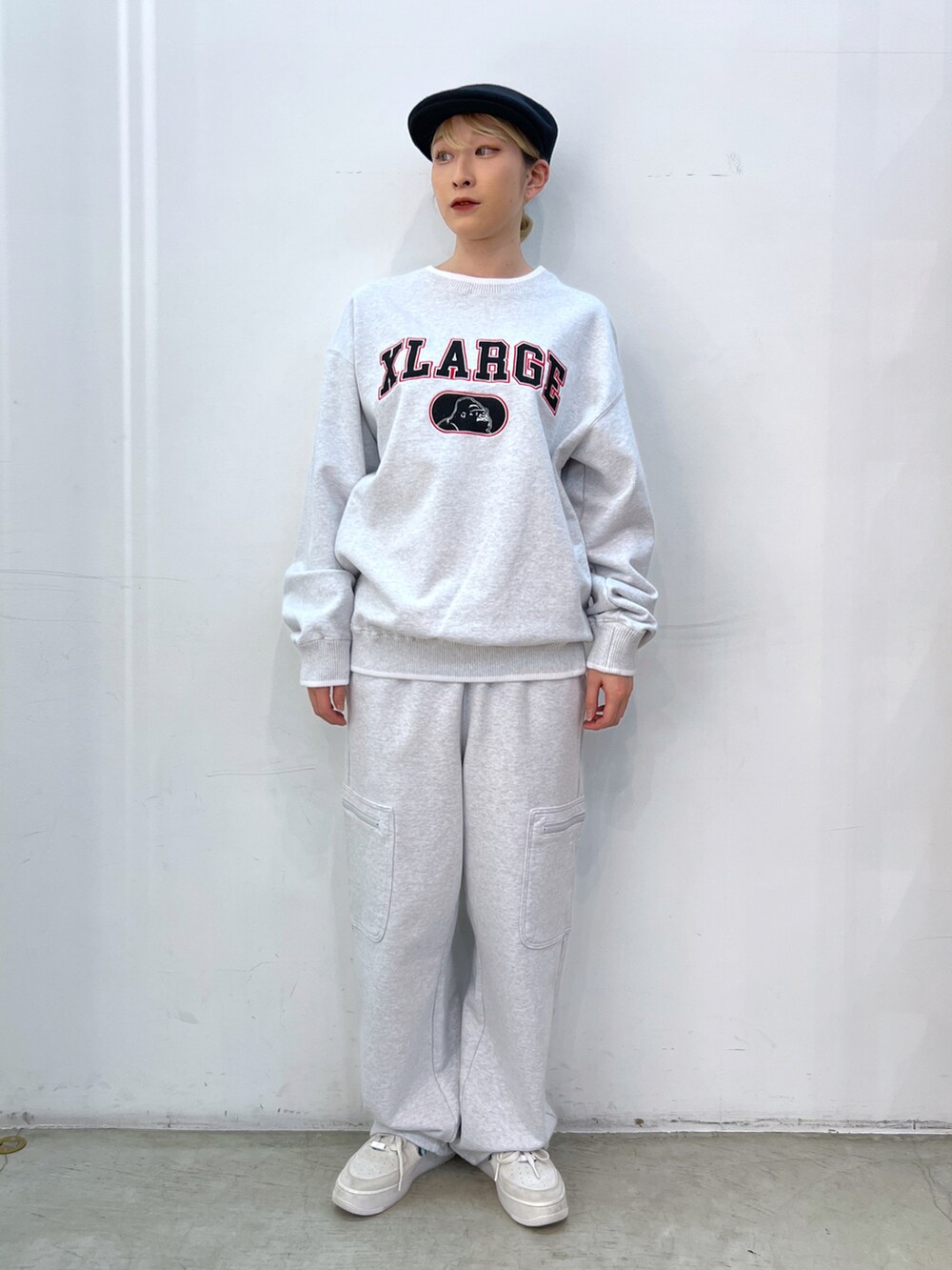 「スウェット、ベスト、ボア、ハンチング、パンツスタイル、スウェットパンツ、おしゃれさんと繋がりたい、今日のコーデ、ootd」｜「X-girlのHUNTING CAP（ハンチング/ベレー帽、ブラック系）」を使った、Hinakoさん（レディース・165cm）の冬コーディネートの3枚目の写真