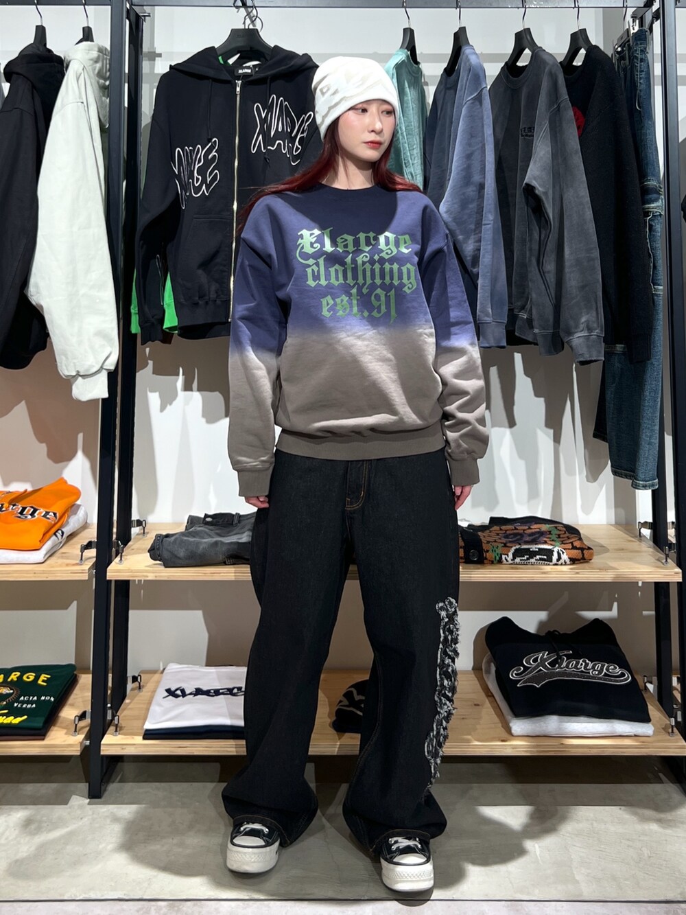 「デニム、スウェット、パンツスタイル、デニムパンツ、カラーコーデ、ニット帽、ootd、トレーナー、春、今日のコーデ、ラフ」｜「XLARGEのXL TAGGING SINGLE BEANIE（ニットキャップ/ビーニー、ホワイト系）」を使った、Hinakoさん（レディース・165cm）の冬コーディネートの3枚目の写真