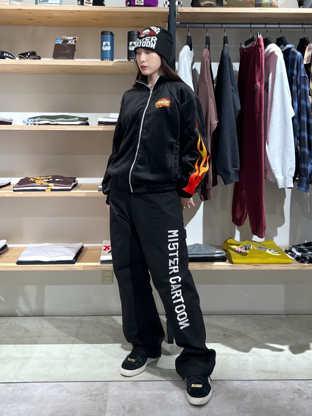 「ブラック、トラックジャケット、ジャケット、ベロア、ニット、パンツスタイル、カラーコーデ、カラーパンツ」|Hinakoさん(レディース・165cm)の冬コーディネートの3枚目の写真