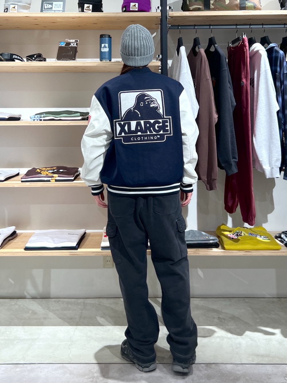 「ニット、アウター、ジャケット、パンツスタイル、スウェット、スウェットパンツ、冬コーデ、カラーコーデ、ootd、outfit」｜「XLARGEのRIB KNIT CAP（ニットキャップ/ビーニー、グレー系）」を使った、Hinakoさん（レディース・165cm）の冬コーディネートの2枚目の写真