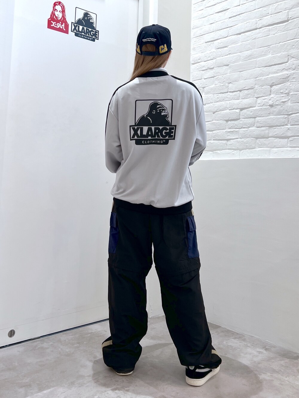 「キャップ、アウター、ジャケット、トラックジャケット、パンツスタイル、ナイロンパンツ、ラフ、ootd」｜「NEW ERAのXLARGE×NEWERA VARSITY CAP（キャップ、ブルー系）」を使った、Hinakoさん（レディース・165cm）の春コーディネートの3枚目の写真