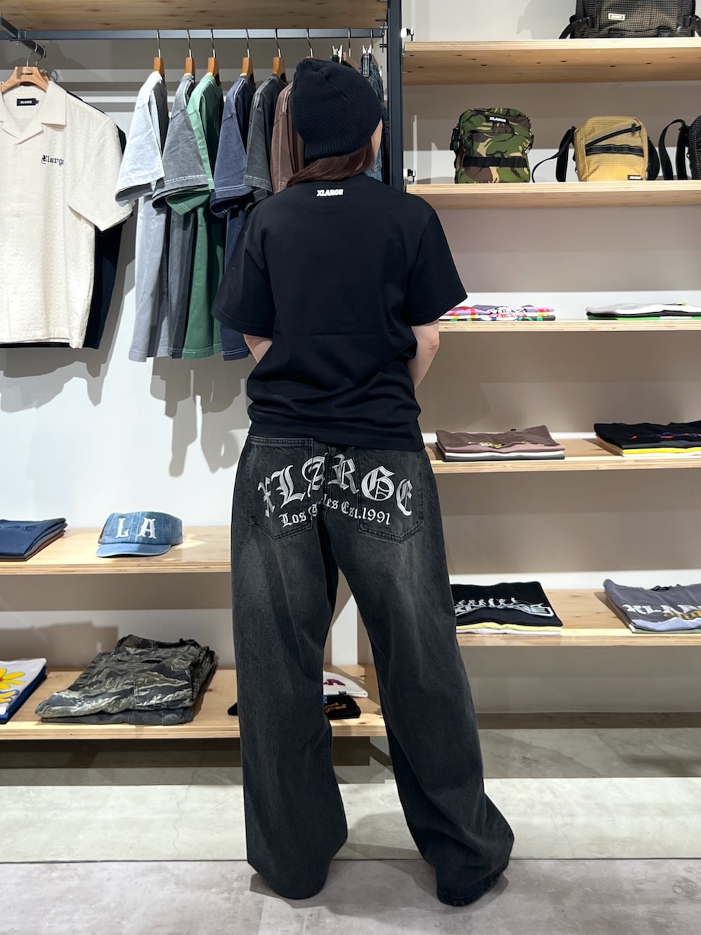 「ラフコーデ、パンツコーデ、Tシャツコーデ、Tシャツ、パンツ、パンツスタイル、ブラック、夏、夏コーデ、ootd、outfit、デニム、デニムパンツ」｜「XLARGEのACTION FIGURE S/S TEE（Tシャツ/カットソー、ブラック系）」を使った、Hinakoさん（レディース・165cm）の春コーディネートの2枚目の写真
