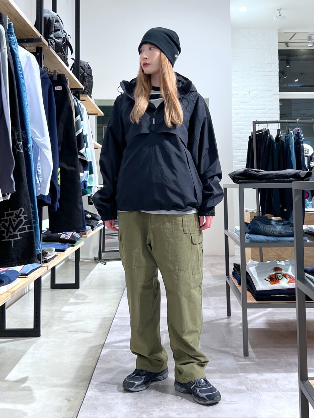 「ブラック、ニット、アウター、ジャケット、パンツスタイル、カーゴパンツ、Tシャツ、半袖シャツ」｜「XLARGEのGRAFFITI LOGO SINGLE BEANIE（ニットキャップ/ビーニー、ブラック系）」を使った、Hinakoさん（レディース・165cm）の春コーディネートの3枚目の写真