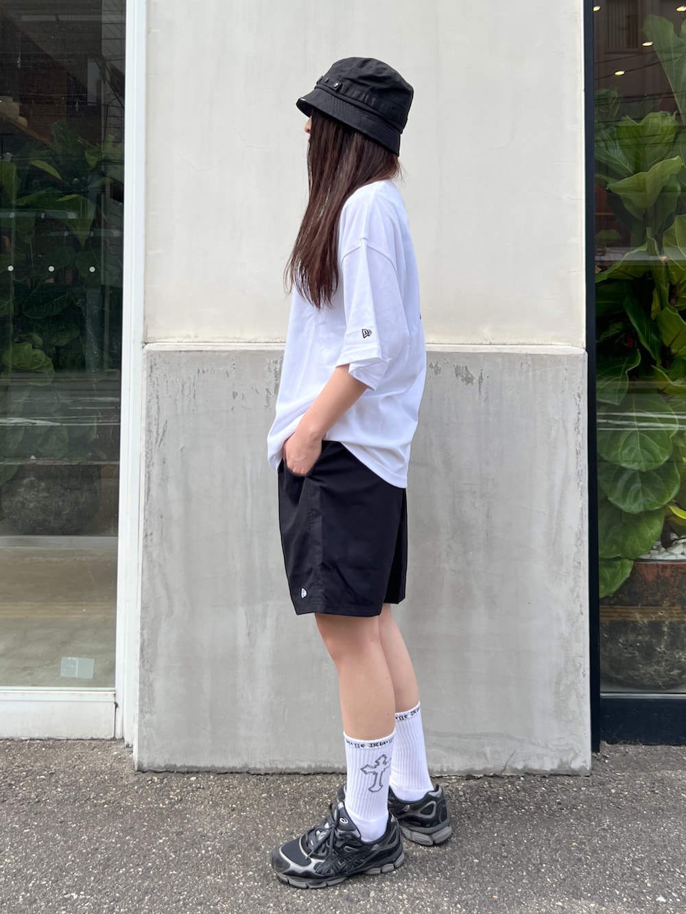 「ハット、Tシャツ、パンツスタイル、ショートパンツ、夏コーデ、フェススタイル、ブラック、ホワイト、ootd、outfit」｜「XLARGEのRIPSTOP MILITARY HAT（ハット、ブラック系）」を使った、Hinakoさん（レディース・165cm）の夏コーディネートの3枚目の写真