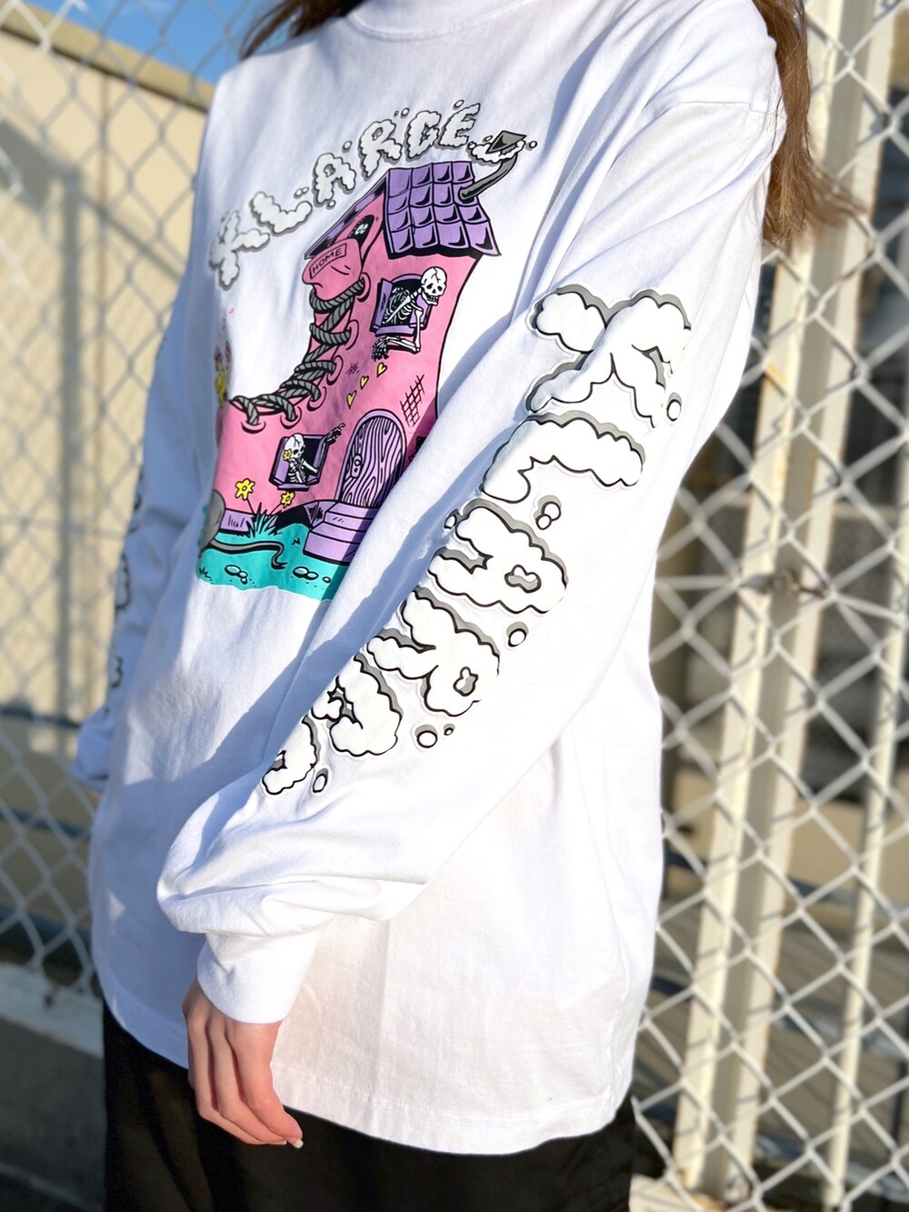 ホワイト系のTシャツ/カットソー、ブラック系のデニムジャケット、ブラック系のその他パンツを着用したレディースの春コーディネートの5枚目の写真