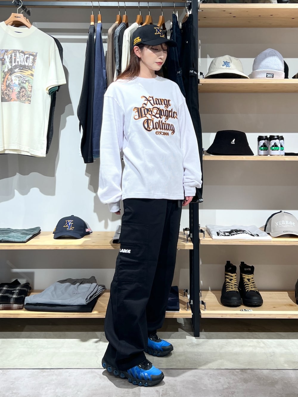 「ロゴT、カーゴパンツ、キャップ、サーマル、ロンT、パンツスタイル、パンツ、ホワイト、ブラック、カラーパンツ、ootd、outfit、ラフ」｜「XLARGEのWORLDWIDE PLAYERS CAP（キャップ、ブラック系）」を使った、Hinakoさん（レディース・165cm）の夏コーディネートの2枚目の写真