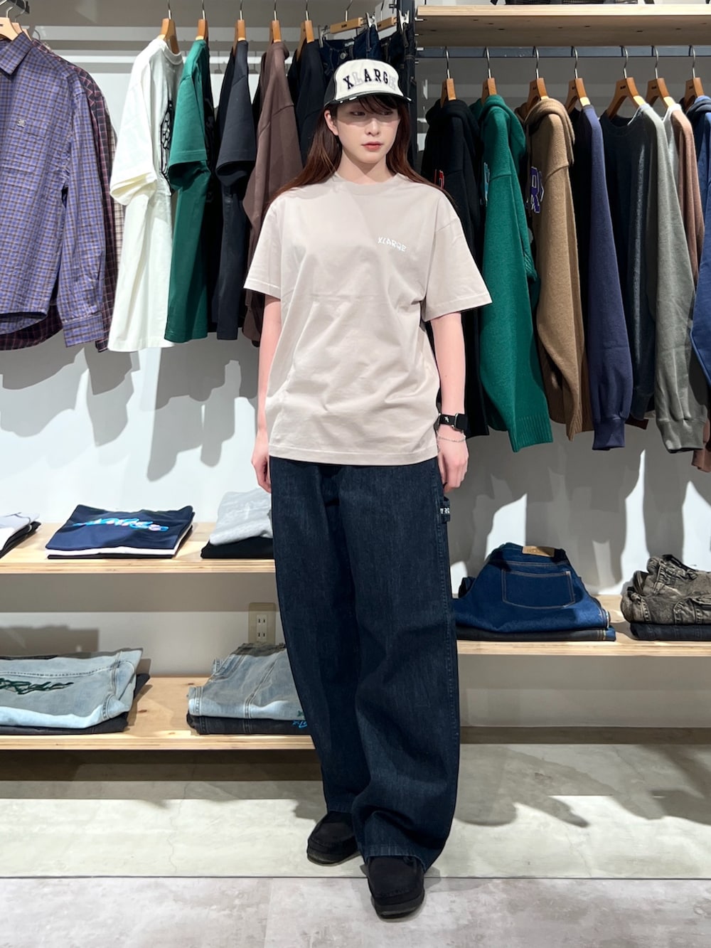 「キャップ、Tシャツ、半袖シャツ、パンツスタイル、パンツ、デニム、デニムパンツ、カラーコーデ、夏コーデ、ootd、outfit」｜「XLARGEのDAMAGED 6PANEL CAP（キャップ、ブラック系）」を使った、Hinakoさん（レディース・165cm）の春コーディネートの4枚目の写真
