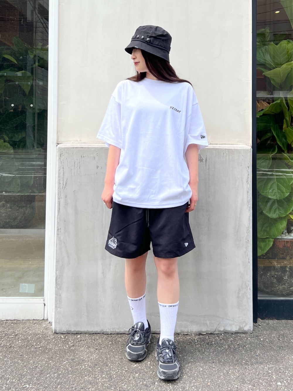 「ハット、Tシャツ、パンツスタイル、ショートパンツ、夏コーデ、フェススタイル、ブラック、ホワイト、ootd、outfit」｜「XLARGEのRIPSTOP MILITARY HAT（ハット、ブラック系）」を使った、Hinakoさん（レディース・165cm）の夏コーディネートの2枚目の写真