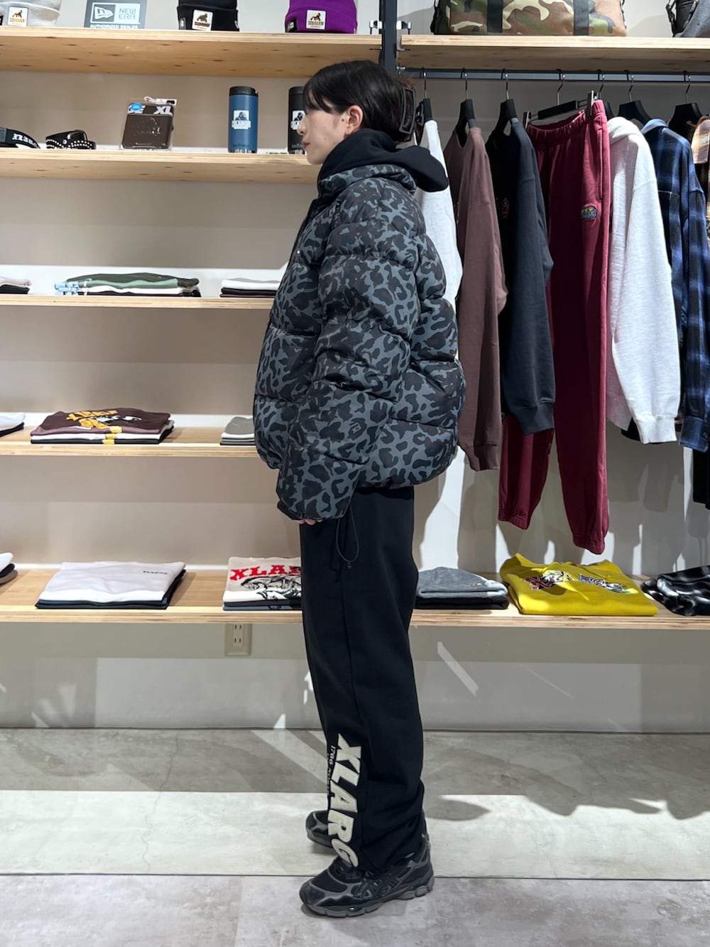 「ダウンジャケット、アウター、ジャケット、パーカー、スウェット、スウェットパンツ、冬コーデ、MA-1」｜「XLARGEのDOWN JACKET（ダウンジャケット/コート、その他）」を使った、Hinakoさん（レディース・165cm）の冬コーディネートの3枚目の写真