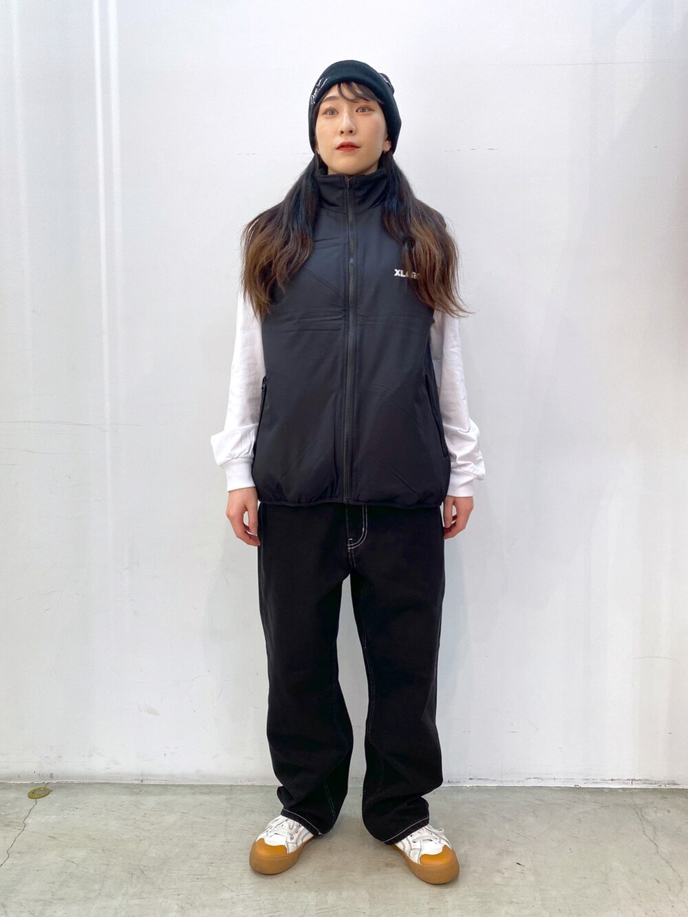 「秋冬コーデ、着回しコーデ、おしゃれさんと繋がりたい、パンツスタイル、ニット帽、ボア、リバーシブル、メンズライク」｜「XLARGEのRACING TEAM CUFF BEANIE（ニットキャップ/ビーニー、ブラック系）」を使った、Hinakoさん（レディース・165cm）の秋コーディネートの2枚目の写真
